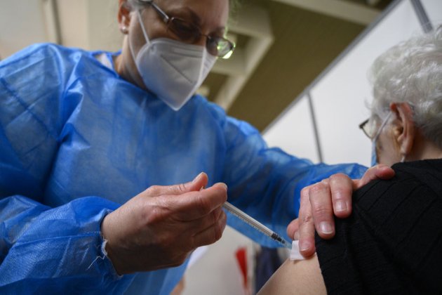Стало відомо, скільки доз вакцини Pfizer Україна отримає у лютому 