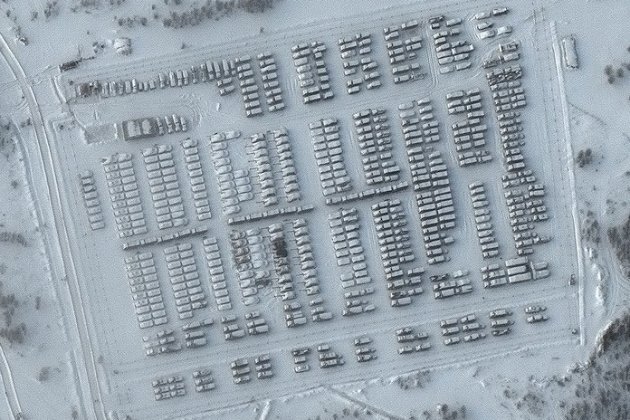 Супутники Maxar зробили нові знімки скупчення російських військ біля кордонів України (фото, відео)