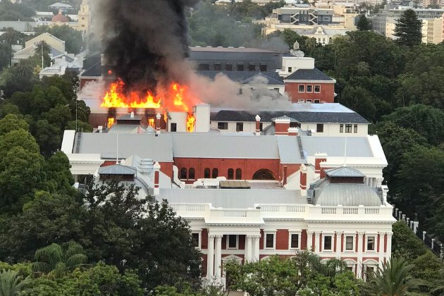 В Кейптауне горит здание парламента ЮАР (фото, видео)