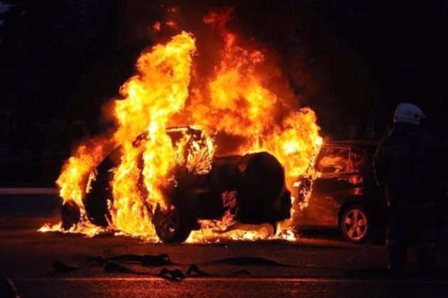 В новорічну ніч у Франції підпалили 874 автівки. З чим це пов'язано? (фото)