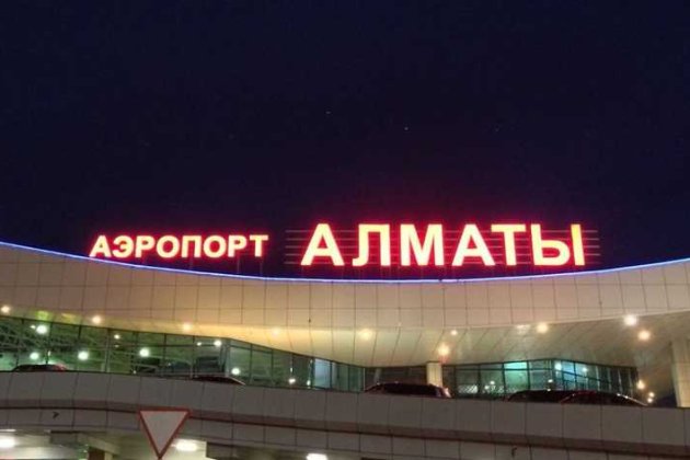 Протесты в Казахстане: в Алматы захватили аэропорт, а в Атырау убит митингующий