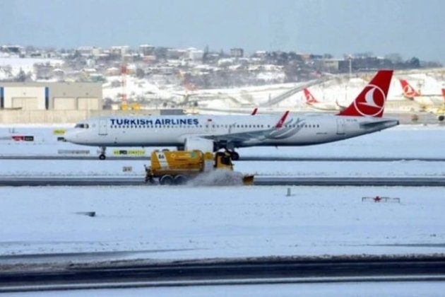 Аэропорт Стамбула приостановил работу из-за мощного снегопада