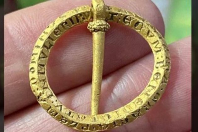 У Великій Британії знайшли унікальну золоту прикрасу, яка, ймовірно, могла захищати від хвороб