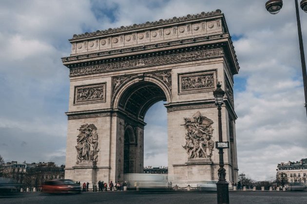 З Тріумфальної арки у Франції зняли прапор ЄС після обурення ультраправих сил