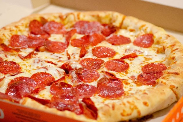 У США школяр подав до суду на своїх колишніх тренерів, які змушували його їсти піцу з пепероні