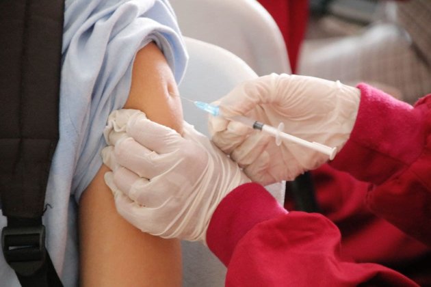 Бустерную дозу вакцины против коронавируса получили более 5,5 тыс. украинцев