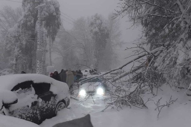 В Пакистане сотни автомобилей оказались в ловушке из-за снегопада. Десятки людей погибли