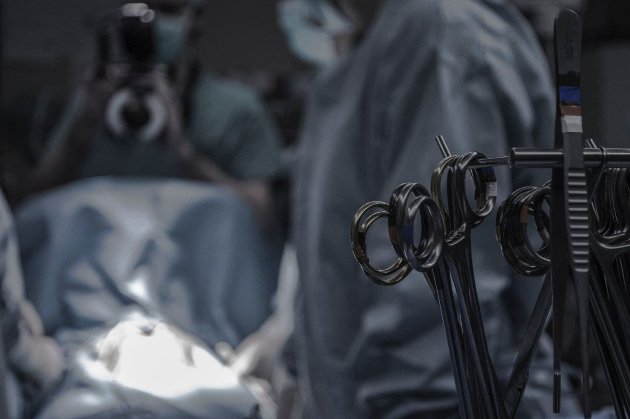Хірурга з Британії позбавили ліцензії за випалювання ініціалів на печінках пацієнтів