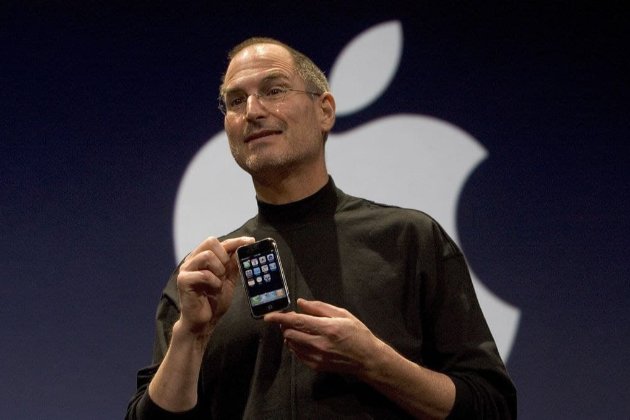 15 років тому Стів Джобс презентував перший iPhone. Що він умів та які мав недоліки (відео)