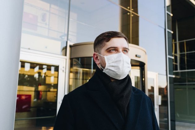 Люди в защитных масках выглядят более привлекательными — исследование