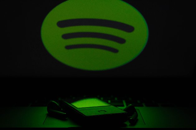 Spotify позначатиме контент про COVID-19 через скандал з подкастом Джо Рогана