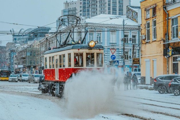У Києві ліквідують наслідки нічного снігопаду: вулиці прибирають сотні машин спецтехніки