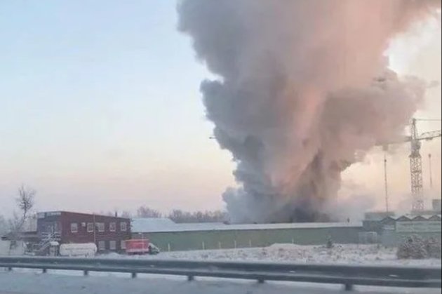 У Санкт-Петербурзі на заводі «Беларусь МТЗ» спалахнула пожежа (відео)