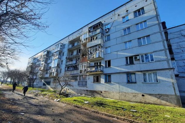 Російський снаряд влучив у житловий будинок на Донеччині. Є жертви (фото)