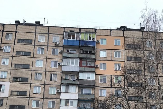У Кривому Розі невідомий вистрелив з гранатомета по багатоповерхівці (фото)