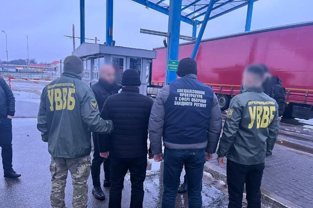 Хотів «домовитись» за $2 тис.: прикордонники затримали ухилянта, який намагався дати хабар (фото)