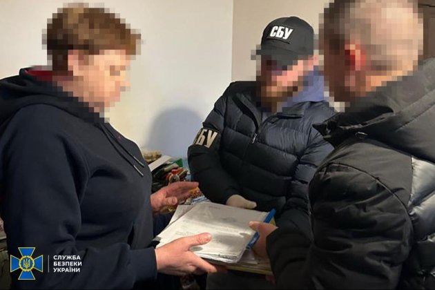 СБУ затримала ексчиновницю з Херсона, яка віддала парк «швидких» для депортації українських дітей
