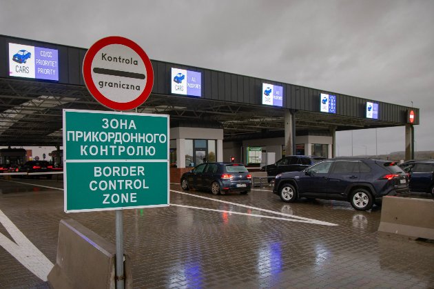 На кордоні з Польщею призупинили оформлення заповнених вантажівок