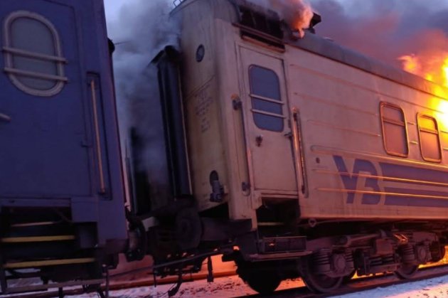На Харківщині рашисти вразили дронами пасажирський потяг, що прямував до Чопа