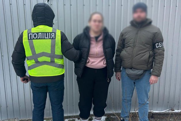 У Києві затримали дівчину, яка підірвала авто військового, — момент закладання вибухівки потрапив на камеру (фото, відео)