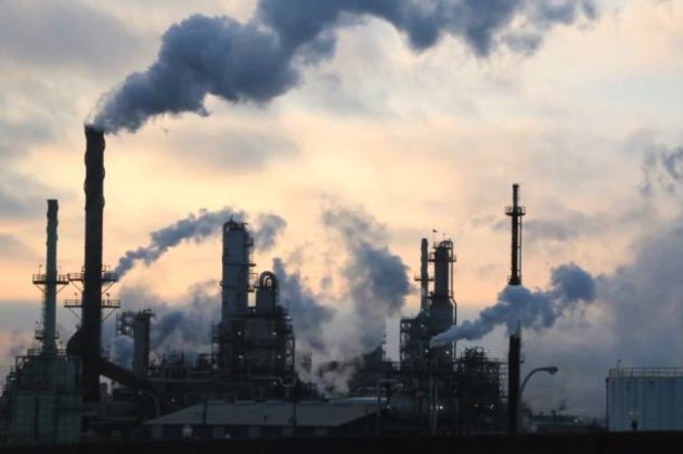 На Львівіщині після російської атаки загорілися нафтопродукти, місто Броди накрило димом