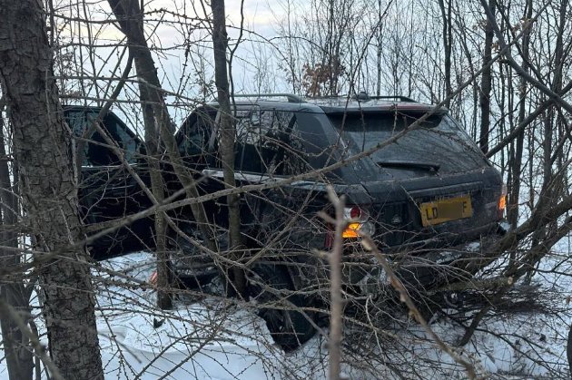 Водій Range Rover наїхав на прикордонника, коли намагався вивезти до Румунії шістьох людей — ДПСУ