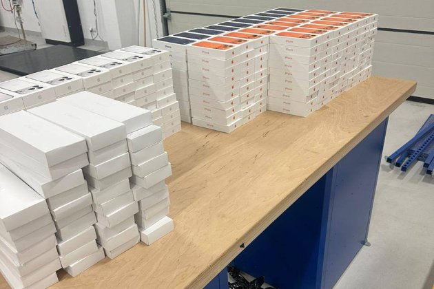 На кордоні зупинили автобус, «фарширований» технікою Apple (фото, відео)