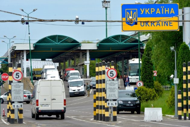 На кордоні з Польщею затримали понад сто українців і молдован. Вони їхали працювати за підробленими документами