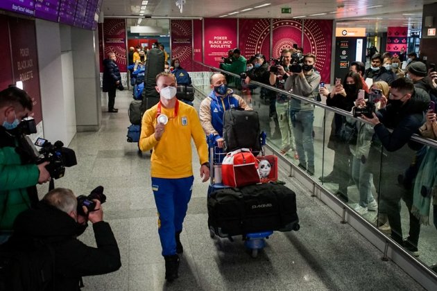 До Києва з Пекіну прибула збірна України з фристайлу. Як зустрічали наших олімпійців (фото, відео)