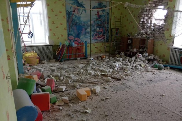 Російські бойовики зруйнували дитсадок у Станиці Луганській та обстріляли залізничну станцію Кіндрашівська-Нова (фото, відео)