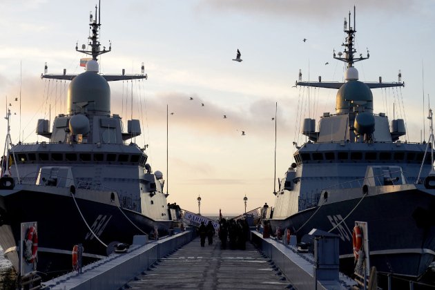 Російські військові кораблі захопили в полон два цивільні українські судна