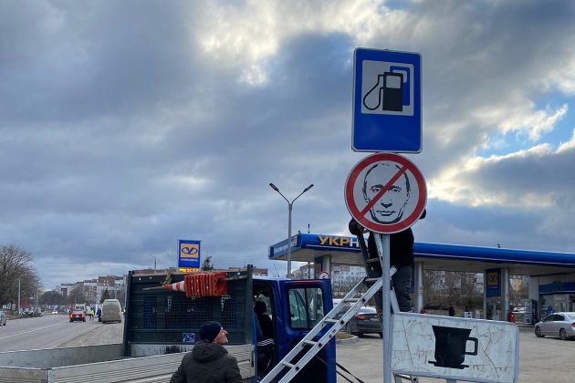 «Окупантам рух заборонено». На дорогах України з’являться нові дорожні знаки