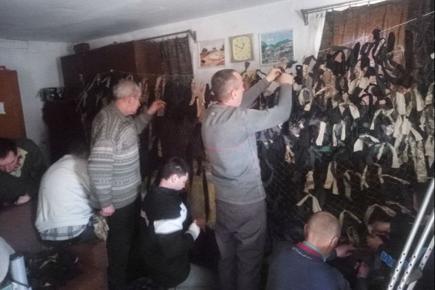 У Вінницькій області безхатченки плетуть маскувальні сітки для оборони своєї громади (фото)