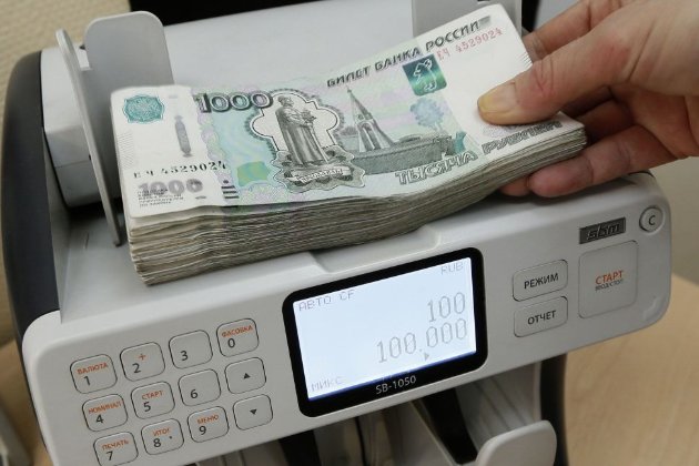 Из-за признания «ДНР» и «ЛНР» в России обвалились финансовые рынки, акции и рубль