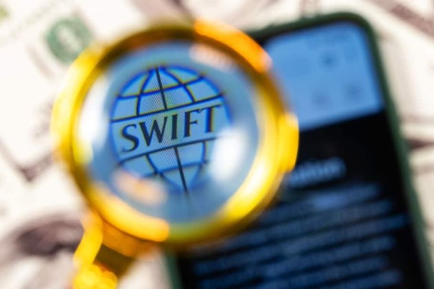 Підготовка щодо відключення Росії від SWIFT розпочалася  — Кулеба