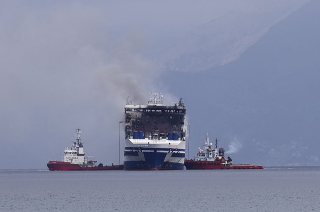 Біля берегів Греції третій день гасять пожежу на пасажирському поромі, є загиблий (відео)