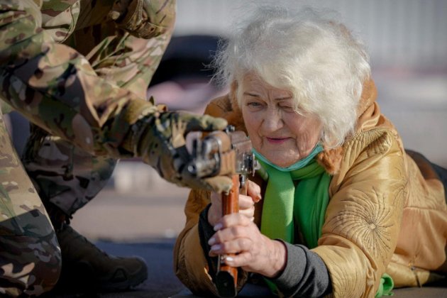 Готова дати відсіч загарбникам. 79-річна захисниця Маріуполя з автоматом у руках стала зіркою світових ЗМІ (фото)