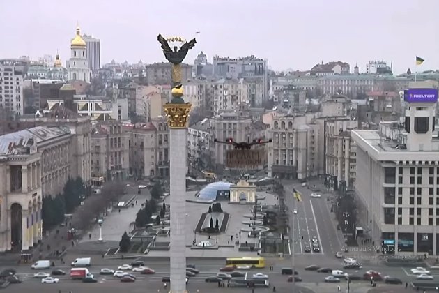 В трансляции Reuters из Киева появился дрон с объявлением «Продам гараж» и номером посольства России (видео)