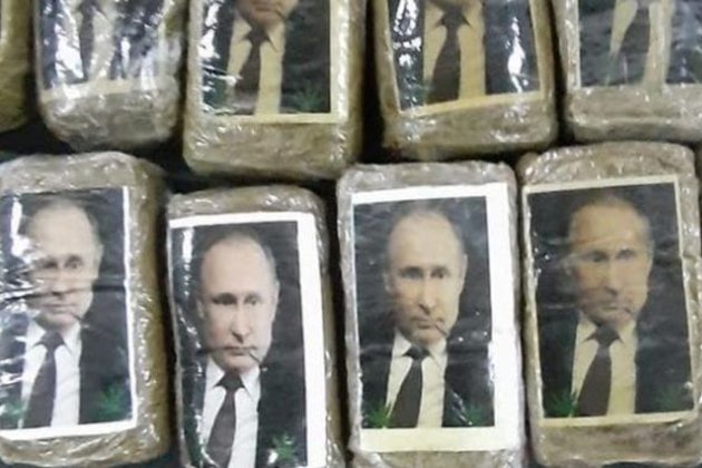 К берегу Ливии прибило более 300 упаковок гашиша с портретами Путина (фото)