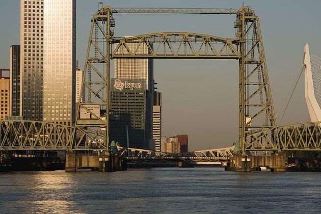 Ради cyпepъяxты миллиардера Джеффа Безоса в Роттердаме могут разобрать исторический мост