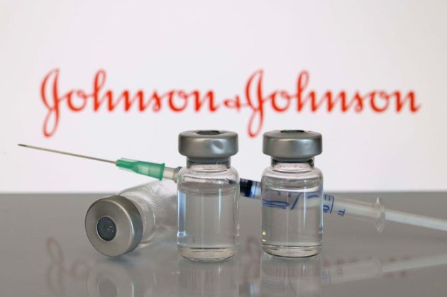 Компанія Johnson & Johnson призупинила виробництво вакцини проти коронавірусу — ЗМІ