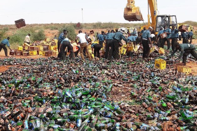 У Нігерії релігійна поліція розчавила бульдозерами майже 4 млн пляшок пива