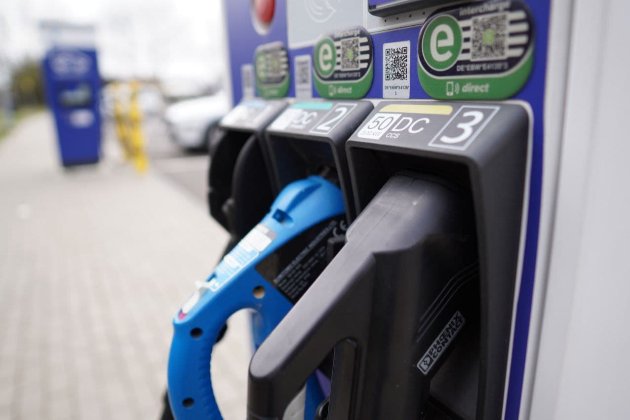 Две сети АЗС заявили, что ограничивают продажу топлива на один автомобиль