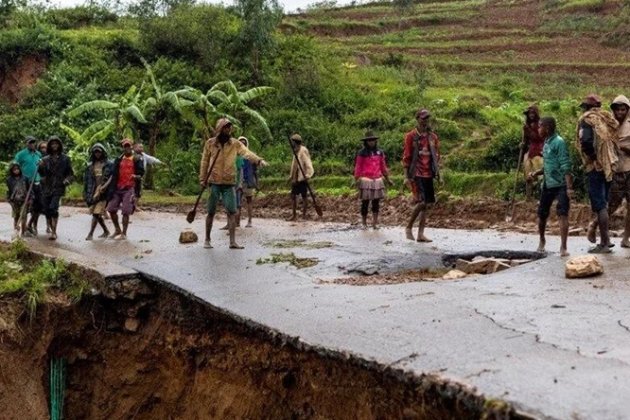 Ураган «Батсирай» бушует на Мадагаскаре. С острова эвакуировали почти 50 тыс. человек (видео)