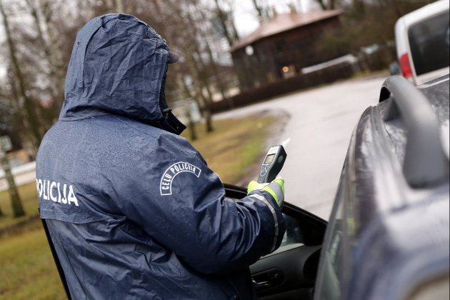 У Латвії вирішили передавати до ЗСУ вилучені авто п'яних водіїв
