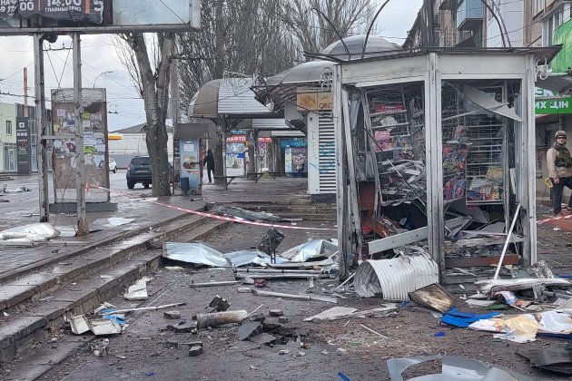Окупанти обстріляли ринок і зупинку у Херсоні: шестеро загиблих (фото, відео)