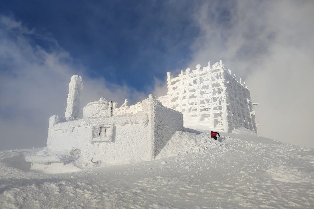 Зима у Карпатах: як виглядає гора Піп Іван після п’ятиденного снігового шторму (фото)