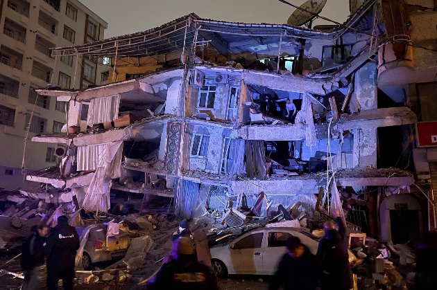 Землетрус у Туреччині та Сирії: з'явилися відео, як руйнувалися будинки 