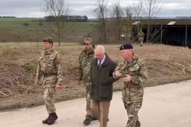 Карл ІІІ зустрівся з українськими військовими на навчаннях у Великій Британії (відео)