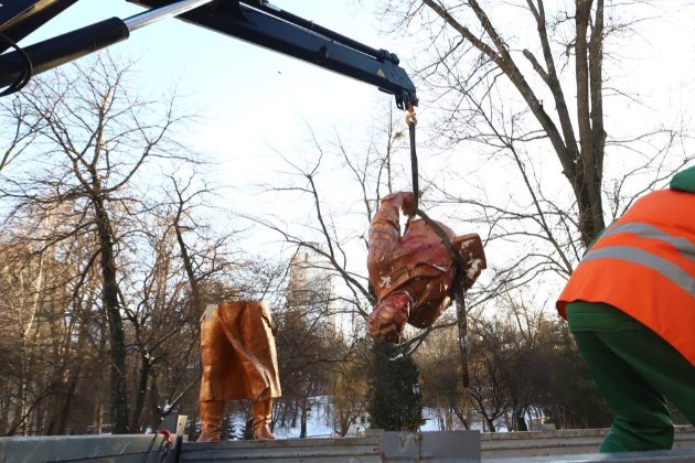 Пам'ятник радянському льотчику Чкалову в Києві демонтували (фото)